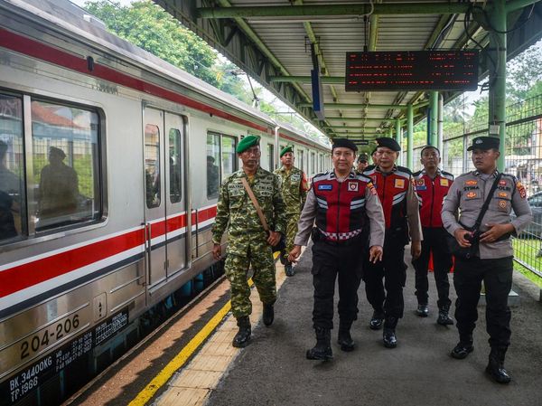 TNI-Polri Patroli di KRL Antisipasi Pergerakan Massa ke Jakarta