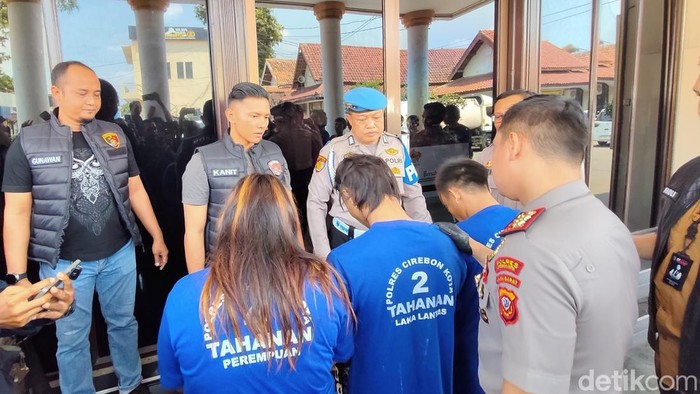 Pelaku pencurian sepeda motor saat dihadirkan dalam konferensi pers di Mapolres Cirebon Kota
