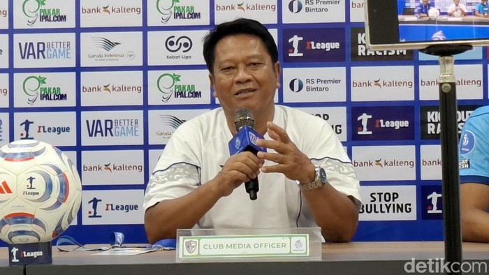 Pelatih Isenmulang FC, Mundari Karya di Stadion Maguwoharjo, Sleman, Selasa (20/10/2026).