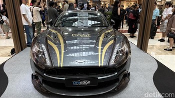 Tidak jauh di area booth, ada mobil mewah Aston Martin Vanquish yang dihiasi decal logo Asus ProArt. Foto: Virgina Maulita Putri/detikINET