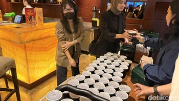 Peluncuran Asus ProArt P14 dan P16 di Indonesia berlangsung di bioskop Pondok Indah 2 XXI. Sebelum masuk ke tempat acara, semua pengunjung disuguhi popcorn dan minuman. Foto: Virgina Maulita Putri/detikINET