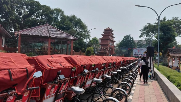 Pemberian bantuan becak listrik di Bogor.
