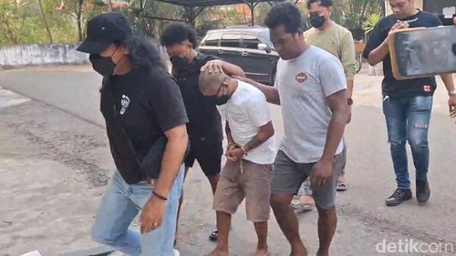 Pemilik agen travel terduga penipuan wisatawan di Labuan Bajo Kristoforus Aman alias Itok Aman tiba di Polres Manggarai Barat, NTT, Selasa (20/10/2026).