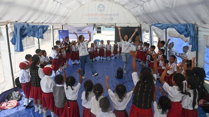 Siswa-siswa SD Negeri Inpres Nggorang mengikuti  kegiatan pemulihan psikososial dari Plan Indonesia di Reok, Manggarai, NTT, Senin (19/10/2026). Berdasarkan data BNPB per 15 Oktober 2026, sebanyak 261.602 siswa terdampak gempa bumi yang merusak 2.147 unit bangunan sekolah di NTT. ANTARA FOTO/Aditya Pradana Putra/nym.