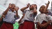 Melalui kegiatan di SD Negeri Inpres Nggorang, relawan Plan Indonesia memberikan pendampingan kepada para siswa. Kegiatan pemulihan psikososial diharapkan dapat membantu anak-anak mengekspresikan perasaan, berinteraksi dengan teman sebaya, serta kembali menjalani kegiatan belajar dengan lebih nyaman.   ANTARA FOTO/ADITYA PRADANA PUTRA