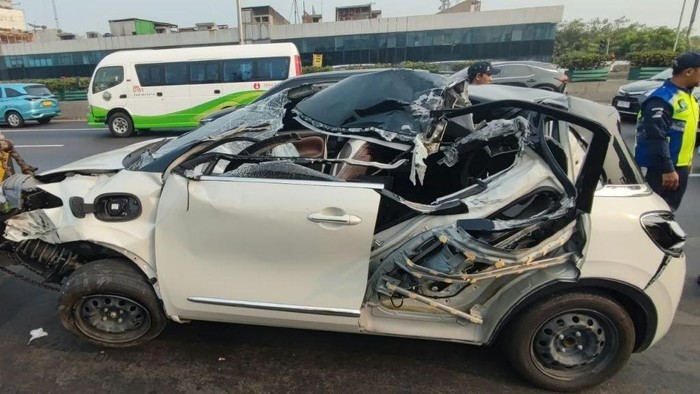 Penampakan Mobil Listrik Ringsek Usai Tabrak Truk dan TransJ di Tol Ancol