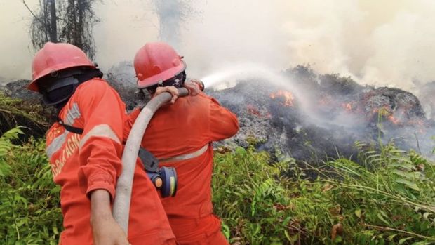 Penanganan Karhutla Foto yang dirilis Kementerian Kehutanan pada minggu (18/10), Kementerian Kehutanan terus memperkuat pengendalian kebakaran hutan dan lahan di sejumlah hotspot. (Dok Kemenhut)