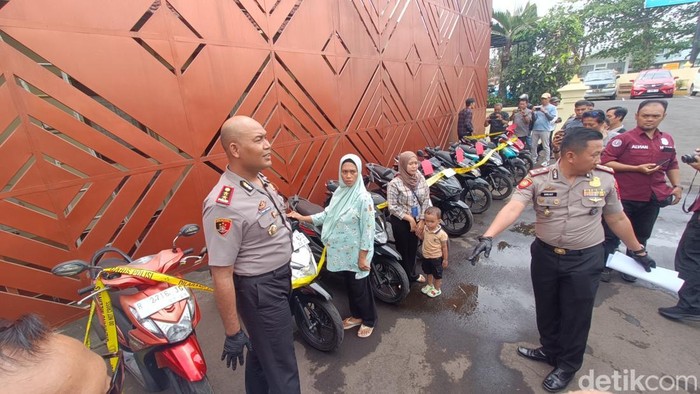 Kapolres Purbalingga, AKBP Hendry Sianipar menunjukkan barang bukti kasus penipuan yang terjadi di 15 TKP wilayah Kabupaten Purbalingga, Senin (20/10/2026).