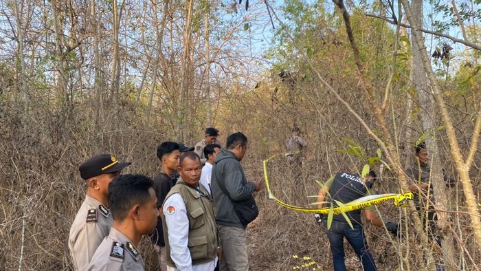 Polisi saat menunjukkan lokasi penemuan kerangka manusia di Kembangputihan RT 01, Guwosari, Pajangan, Bantul.