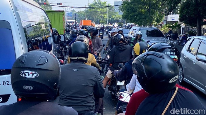 Pengendara dari arah Cibiru menuju Buahbatu nekat putar balik dengan cara curi jalan di ruas Jalan Ibrahim Adjie-Kircon