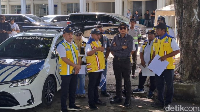Peninjauan perbaikan jalan menuju Bandara SIM. (Foto: Agus Setyadi/detikSumut)