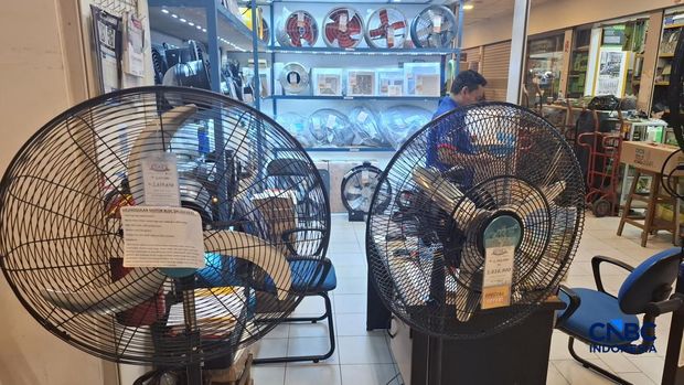 Penjualan Kipas-Ac Meningkat Pedagang kipas dan AC di kawasan Glodok Jakarta Barat, Selasa, 20/10. (CNBC Indonesia/Chandra Dwi Pranata)
