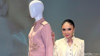 Bukan Cuma Skincare, Ini Tips Awet Muda ala Yuni Shara