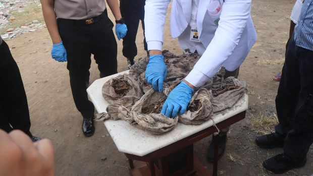 Petugas bersama dokter forensik dari RSUD Tidar melakukan pemeriksaan di lokasi penemuan puluhan bungkusan kain kafan berisi tulang di Canguk, Kota Magelang, Selasa (20/10/2026). Petugas bersama dokter forensik dari RSUD Tidar melakukan pemeriksaan di lokasi penemuan puluhan bungkusan kain kafan berisi tulang di Canguk, Kota Magelang, Selasa (20/10/2026).