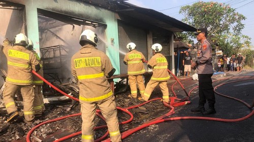 Petugas Dinas Damkar Badung berjibaku memadamkan api yang membakar ruko di Banjar Sengguan, Kelurahan Abianbase, Kecamatan Mengwi, Badung, Bali, Selasa (20/10/2026). (Istimewa)