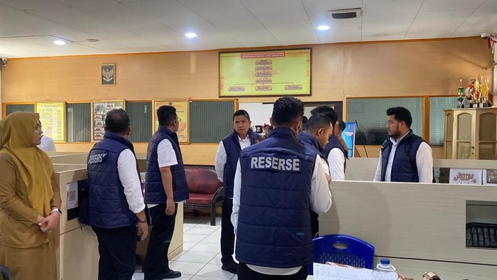 Polda Gorontalo menggeledah Kantor Wali Kota Gorontalo.