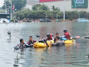 Pembentang Spanduk Greenpeace Dievakuasi, Polda Metro: Keselamatan Warga Prioritas Utama