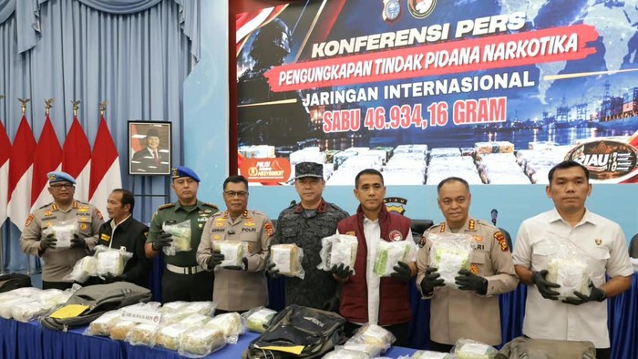 Polda Riau menyita sabu Rp 84,5 miliar dari dua tersangka jaringan internasional. Kapolda Riau Irjen Pol Arman Achdiat mengatakan dengan pengungkapan tersebut, setengah juta jiwa terselamatkan dari bahaya narkoba, Selasa (20/10/2026).