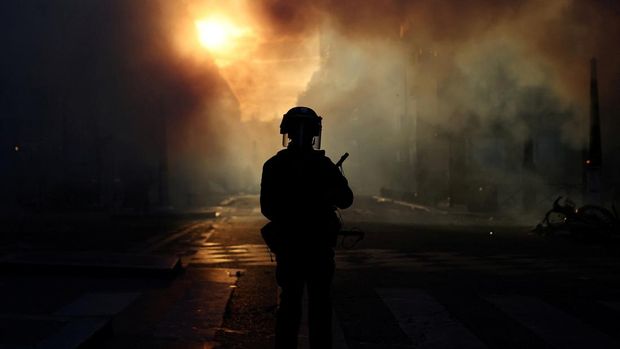 Polisi antihuru-hara siaga di jalanan Prancis usai demo memprotes kenaikan biaya hidup berujung rusuh A French riot police officer stands in a street amid clashes with protesters during a day of demonstrations against the cost of living and rising fuel prices in Paris as part of nationwide protests called by the