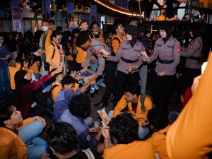 Polisi Bagikan Roti dan Minuman ke Mahasiswa Peserta Aksi di Monas