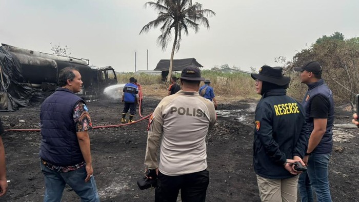 Polisi mendatangi TKP kebakaran dugaan gudang bbm terbakar di Ogan Ilir