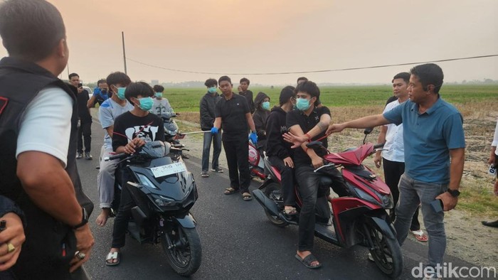 Polisi menggelar pra rekonstruksi 2 pemotor boncengan motor diserang geng motor di Polewali Mandar, Sulawesi Barat (Sulbar).