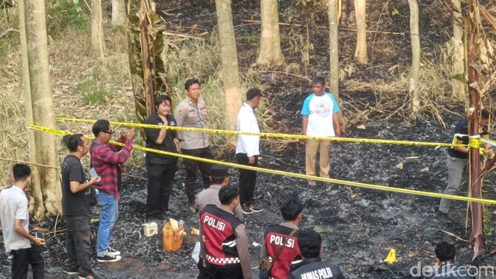 Polisi saat melakukan olah TKP