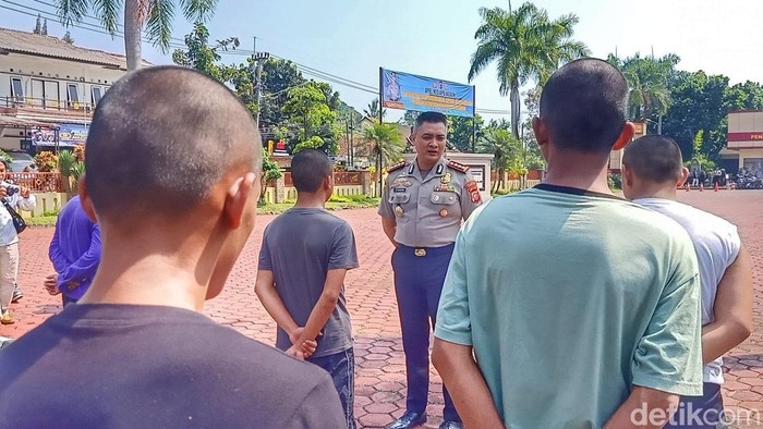 Polisi saat melakukan pembinaan remaja bermasalah di Bandung
