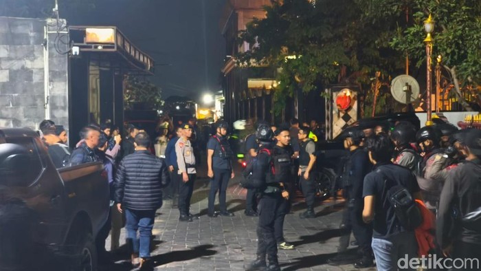 Polisi saat mengamankan lokasi di Desa Purbayan, Kecamatan Baki, Kabupaten Sukoharjo, Senin (19/10/2026).