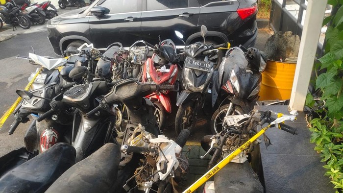 Polsek Ciputat mencatat ada 11 motor warga yang rusak imbas ledakan, dua di antaranya diperbaiki polisi, Selasa (20/10/2026).
