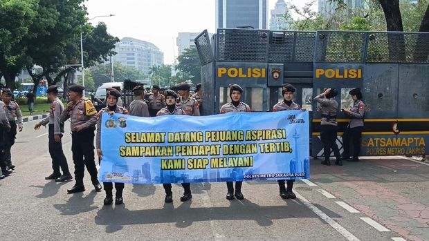 Polwan Polda Metro Jaya menyambut peserta aksi di Monas dan DPR dengan spanduk dan dialog humanis, Selasa (20/10/2026).