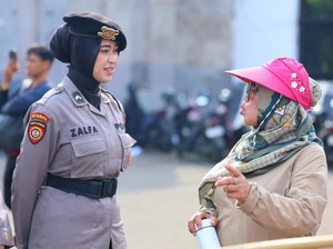 Polwan Polda Metro Sambut Peserta Aksi dengan Spanduk dan Dialog Humanis