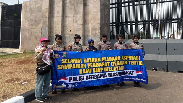 Polwan Polda Metro Jaya menyambut peserta aksi di Monas dan DPR dengan spanduk dan dialog humanis, Selasa (20/10/2026).