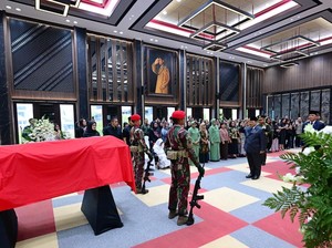 Prabowo Beri Penghormatan Terakhir untuk Mantan KSAD Subagyo HS di Mabesad