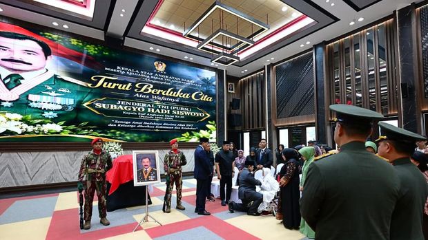 Presiden Prabowo memberikan penghormatan terakhir untuk almarhum Jenderal TNI (Purn) Subagyo HS di Mabesad, Selasa (20/10).