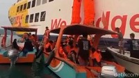 Momen Penumpang KMP Batumandi Dievakuasi Pakai Perosotan Darurat
