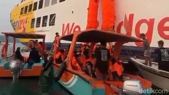 Momen Penumpang KMP Batumandi Dievakuasi Pakai Perosotan Darurat