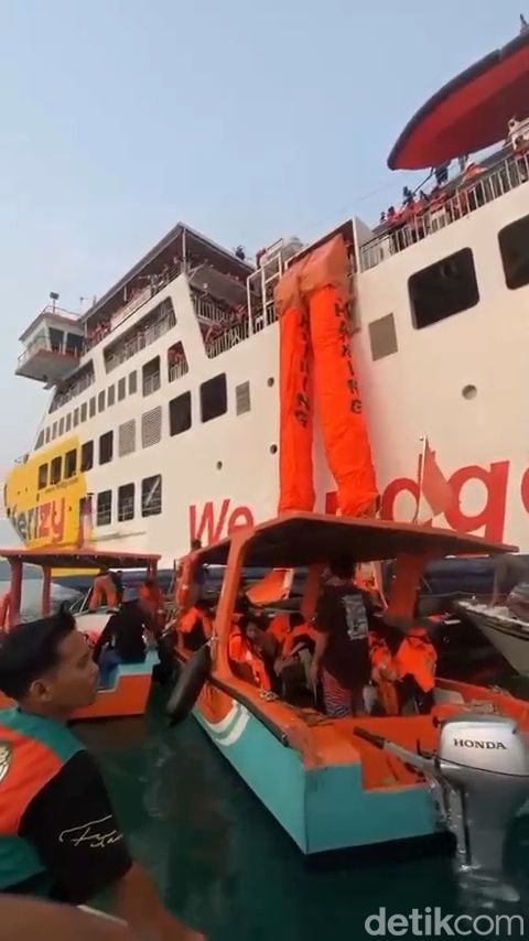 Proses evakuasi penumpang KMP Batumandi yang terbakar