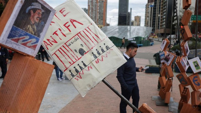 A sign reading Anti-fascist art adorns an installation made of bricks during a protest against the removal of photographs, posters and historical objects related to Colombias peace process, political history, feminism and LGBTQ+ rights from the Na