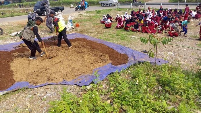 Puluhan murid SD Islam HM Asman belajar mengenal pangan di Lahan Bogor Mandiri Mandiri (Bomang)
