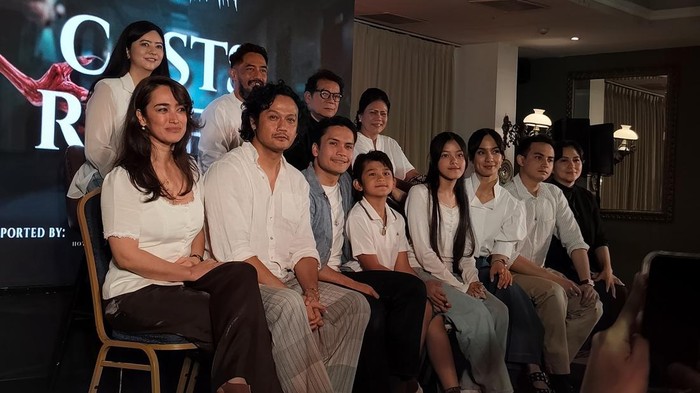 Randy Pangalila berperan sebagai dokter dalam film Begu Ganjang. Ia mengikuti workshop medis untuk mendalami karakter dan memahami beban profesi dokter.