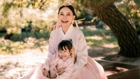 Momen liburan Rossa bareng Raina di Korea bikin netizen gemas. Happy happy ya, komen Camelia Malik. Seru, sahut yang lainnya. (Foto: dok Instagram itsrossa910 / rufusazarya)