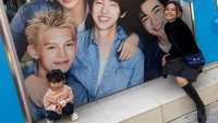 Rossa dan Raina berfoto berseberangan dengan latar belakang poster grup K-Pop Cortis di kawasan Seongsu, Seoul, Korea Selatan. (Foto: dok Instagram itsrossa910)