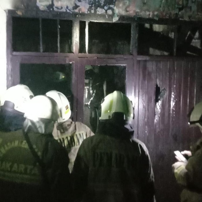 Rumah di kawasan Ulujami, Pesanggrahan, Jaksel terbakar pada dini hari tadi. Perempuan lanjut usia (lansia) yang sedang sakit tewas dalam kebakaran tersebut. (dok Damkar)