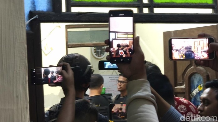 Rumah di Purbayan, Sukoharjo digerebek polisi, Senin (19/10/2026).