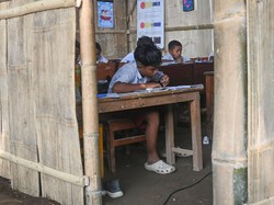 Suasana pembelajaran di SD Inpres Marapokot, Nagekeo. Sekolah-sekolah di wilayah tersebut diperbolehkan memulangkan siswa paling siang pukul 11.00, lebih awal dari jadwal biasanya pukul 13.00, untuk menyesuaikan kondisi sekolah darurat pascagempa. Foto: ANTARA FOTO/Aditya Pradana Putra