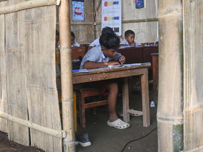 Guru menyampaikan materi pelajaran kepada para siswa di SD Inpres Marapokot, Nagekeo, NTT, Selasa (20/10/2026). Dinas Pendidikan dan Kebudayaan Nagekeo mempersilahkan sekolah-sekolah di wilayahnya untuk memberlakukan pengurangan durasi waktu belajar dari biasanya selesai pukul 13.00 kini menjadi selesai paling siang pukul 11.00 karena kondisi sekolah darurat di tenda pascagempa kurang kondusif dengan panasnya suhu udara dan debu yang beterbangan bila angin kencang berhembus di siang hari. ANTARA FOTO/Aditya Pradana Putra/app/nz