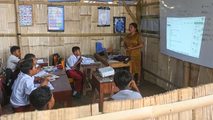 Guru menyampaikan materi pelajaran kepada para siswa di SD Inpres Marapokot, Nagekeo, NTT, Selasa (20/10/2026). Dinas Pendidikan dan Kebudayaan Nagekeo mempersilahkan sekolah-sekolah di wilayahnya untuk memberlakukan pengurangan durasi waktu belajar dari biasanya selesai pukul 13.00 kini menjadi selesai paling siang pukul 11.00 karena kondisi sekolah darurat di tenda pascagempa kurang kondusif dengan panasnya suhu udara dan debu yang beterbangan bila angin kencang berhembus di siang hari. ANTARA FOTO/Aditya Pradana Putra/app/nz