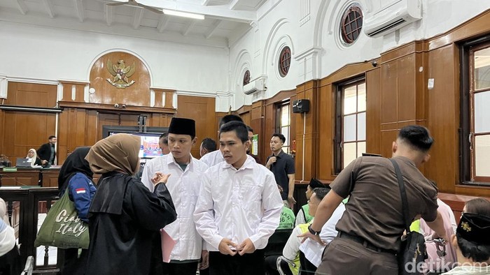 Sidang dakwaan 4 remaja mengeroyok teman hingga tewas gegara sandal di Pengadilan Negeri Surabaya, Selasa (20/10/2026).