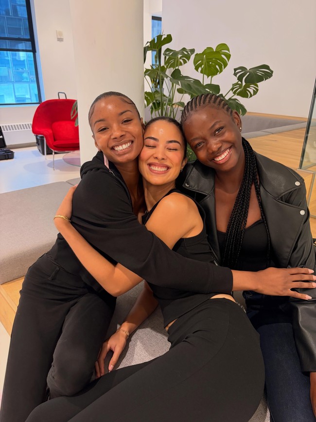 Solange Omon berasal dari Kamerun namun menetap, bekerja, dan kuliah di Maine, New England, Amerika Serikat. Setelah terpilih masuk 10 besar Angels Among Us, ia terbang ke New York bersama model lainnya untuk mengikuti pelatihan runway, sesi pemotretan, fiting busana, dan aktivitas lainnya. Satu per satu peserta tereliminasi hingga tersisa tiga finalis utama: Omon, Andre&iacute;na Mart&iacute;nez, dan Tatyana Tinsley.&nbsp; Foto: Dok. Getty Images, Instagram